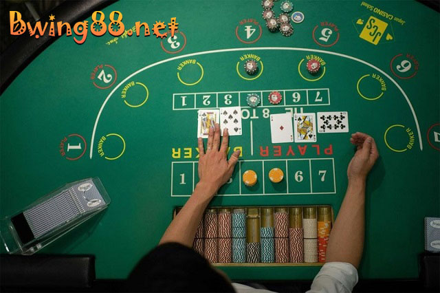 Bạn cần nắm rõ quy luật rút thêm lá bài thứ 3 trong Baccarat